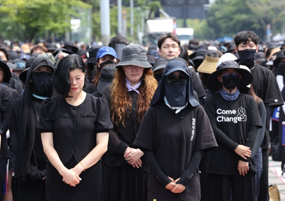 26일 오후 서울 영등포구 국회 앞에서 전국교사 일동이 연 ‘국회 입법 촉구 추모집회’에서 한 참가자가 묵념 도중 눈물을 보이고 있다. 2023.8.26 연합뉴스