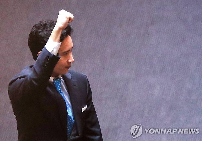 의원직 정지 후 의회 떠나는 피타 전진당 대표 [EPA 연합뉴스 자료사진. 재판매 및 DB 금지]