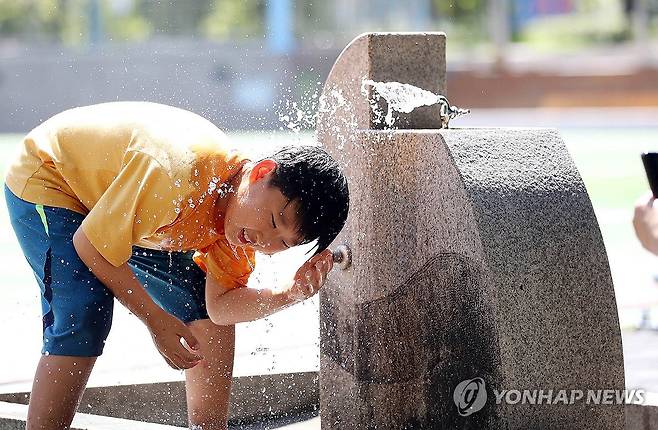 광주 북구 일곡제1근린공원 더위 산책 (광주=연합뉴스) 무더위가 기승을 부린 25일 광주 북구 일곡 제1근린공원에서 초등학생들이 수돗가에서 머리를 감으며 더위를 식히고 있다. 북구는 근린공원 내 바닥분수를 설치, 아이들과 주민들이 더위를 식힐 수 있도록 운영하고 있다. 2023.8.25 [광주 북구 제공. 재판매 및 DB 금지]