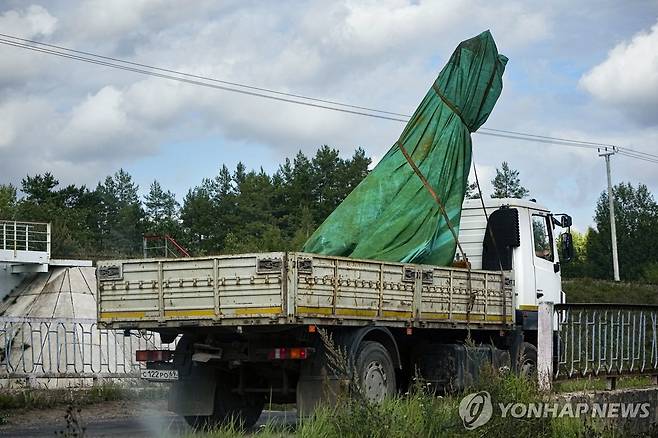 추락한 바그너 전용기 동체 파편 일부를 수거하는 모습 [AP=연합뉴스]