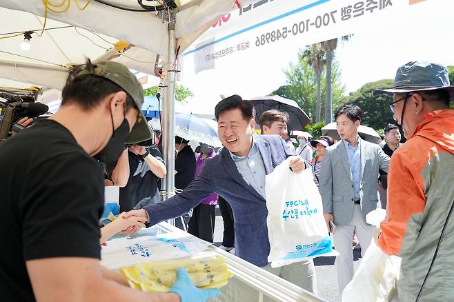 제주 수산물 소비촉진 행사장 찾은 오영훈 제주지사 [제주도 제공. 재판매 및 DB 금지]