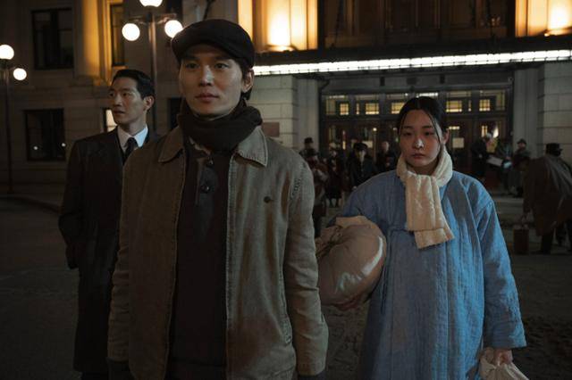 일제강점기부터 시작된 재일동포의 삶을 그린 드라마 '파친코'에서 주인공 선자(오른쪽)가 남편 백이삭(왼쪽)의 형 내외가 살고 있는 일본 오사카의 이카이노로 이주한다. 애플TV 드라마 '파친코'의 한 장면.