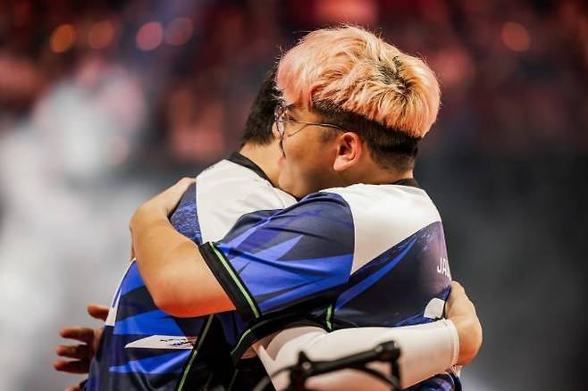 우승을 확정하고 서로 껴아는 이블 지니어스 선수단. 라이엇 게임즈