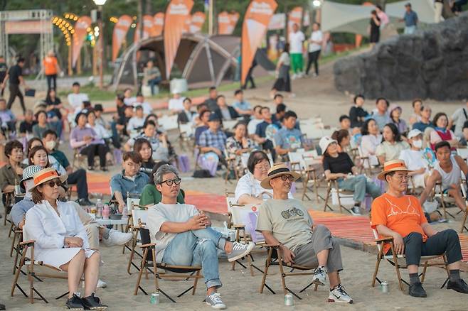'변산'을 관람하는 전혜정 대표(가장 왼쪽), 김세겸 작가, 이준익 감독, 권익현 전북 부안군수. 사진=김대일 작가
