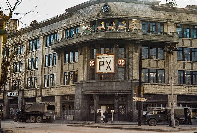 1952년 미군 전용 PX로 사용되던 동화백화점(현 신세계백화점)의 모습. [서울역사박물관]