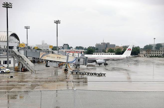 북한 국영항공사인 고려항공 소속 여객기가 지난 24일 중국 베이징 서우두 국제공항에 착륙해 있다. [사진 출처 = 연합뉴스]