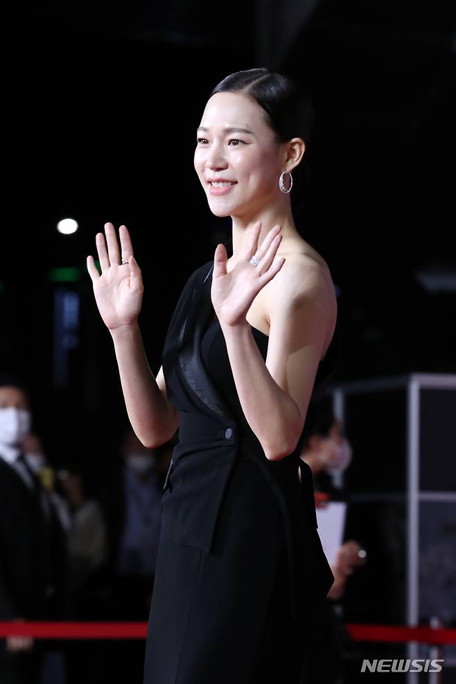 [부산=뉴시스] 박진희 기자 = 배우 한예리가 5일 부산 해운대구 영화의전당에서 열린 제27회 부산국제영화제 개막식 레드카펫 행사에 참석하고 있다.  2022.10.05. pak7130@newsis.com