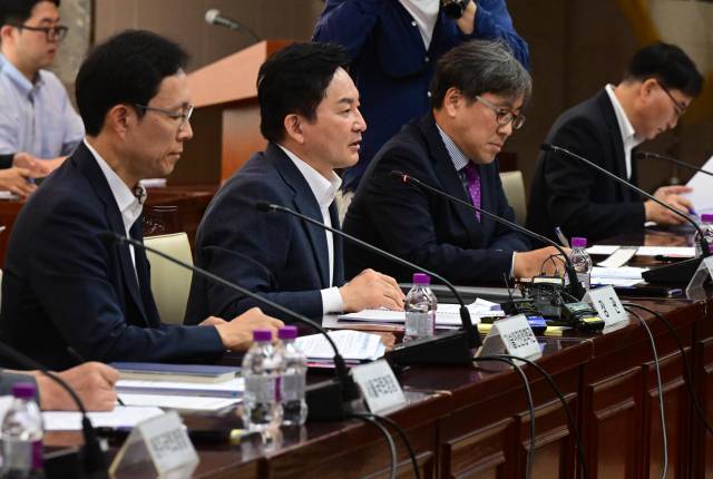 원희룡 국토교통부 장관(왼쪽 두 번째)이 27일 서울 종로구 정부서울청사에서 열린 검단아파트 사고 및 GS건설 현장 점검 결과 회의에서 모두발언을 하고 있다. 성형주 기자