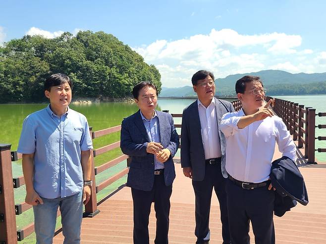 녹조 현장 방문 권기창 안동시장과 김형동 국회의원, 박일준 수자원공사 안동권 지사장은 26일 안동 도산면 서부리 일대를 찾아 안동댐에 발생한 녹조 차단·제거에 협력하기로 했다. [안동시 제공. 재판매 및 DB 금지]