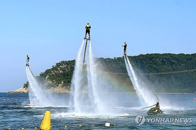 '저 하늘 높이' (울산=연합뉴스) 26일 울산 동구 일산해수욕장 일원에서 열린 2023 울산조선해양축제에서 플라이보드쇼가 열리고 있다. 2023.8.26 [울산 동구 제공. 재판매 및 DB 금지] jjang23@yna.co.kr