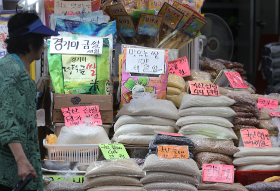 지난 15일 서울 시내 전통시장에 쌀, 곡물 판매점 모습. 〈사진=연합뉴스〉