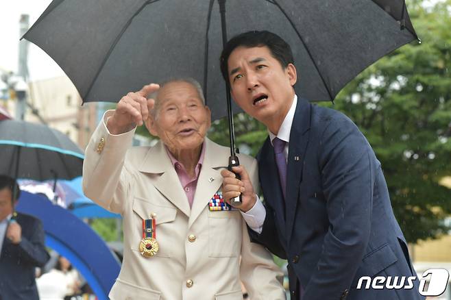 박민식 국가보훈부 장관(오른쪽)이 28일 전남 순천역 광장에서 한국전쟁(6·25전쟁) 당시 학도병으로 참전했던 고병현 옹과 대화를 나누고 있다.2023.8.28/뉴스1 ⓒ News1 김동수 기자