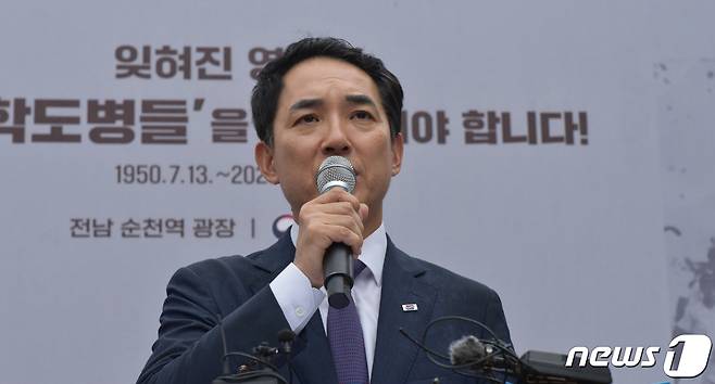 박민식 국가보훈부 장관이 28일 전남 순천역 광장에서 취재진과 질의응답을 하고 있다.2023.8.28/뉴스1 ⓒ News1 김동수 기자