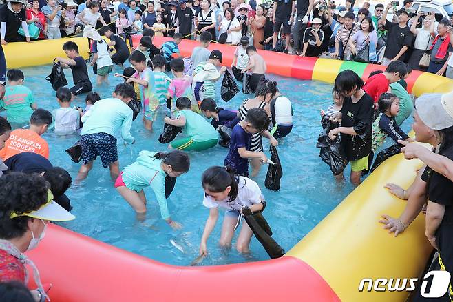 5만 인파가 몰린 광양전어축제에서 참가자들이 전어잡이 체험을 벌이고 있다(광양시 제공)2023.8.28/