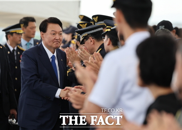 윤석열 대통령은 28일 인천 서구 아라서해갑문에서 열린 제70주년 해양경찰의 날 기념식에 참석해 해양경찰을 격려했다. 이날 기념식장에 입장하며 참석자들과 인사하고 있는 윤 대통령. /뉴시스