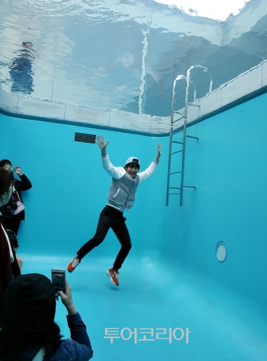 '가나자와 21세기 미술'의 인기 작품 'The Swimming Pool' 