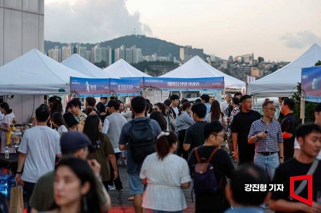 서울 세빛섬 플로팅아일랜드에서 열린 '2023 글로벌 와인&푸드 트립'에서 참가자들이 다양한 와인을 즐기고 있다. 사진=강진형 기자aymsdream@