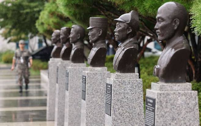 국방부가 육군사관학교 교내뿐 아니라 국방부 청사 앞에 설치된 고(故) 홍범도 장군 흉상에 대해서도 필요시 이전을 검토하고 있다고 밝힌 28일 서울 용산구 국방부 청사 앞에 설치된 고 홍범도 장군 흉상 모습. 2023.8.28 [이미지출처=연합뉴스]