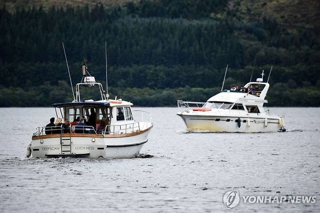 27일(현지시간) 음파탐지기가 탑재된 네스호 연구 프로젝트 선박 '딥스캔'호가 네스호를 수색하고 있다. [이미지출처=연합뉴스]