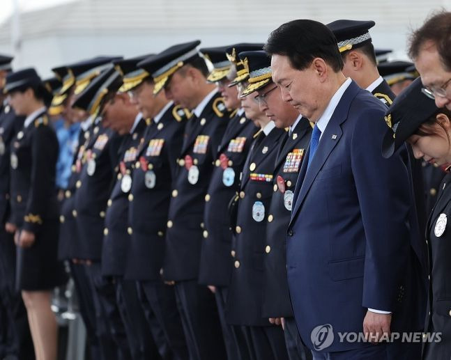 윤석열 대통령이 28일 인천 서구 아라서해갑문에서 열린 제70주년 해양경찰의 날 기념식에서 순국선열 및 호국영령에 대한 묵념을 하고 있다. [사진출처=연합뉴스]