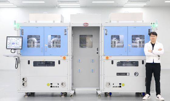 곽동신 한미반도체 부회장과 '듀얼 TC 본더 1.0 드래곤' (사진=한미반도체)