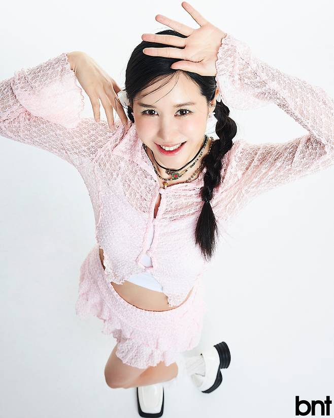 톱과 미니스커트는 익스파이어드걸 제품.