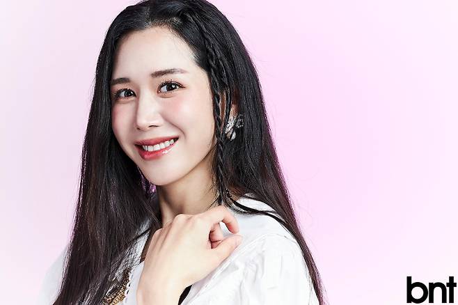 톱은 나인식스뉴욕 제품.