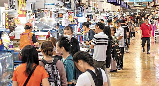 27일 오후 서울 동작구 노량진수산시장에서 시민들이 장을 보고 있는 모습. /박상훈 기자