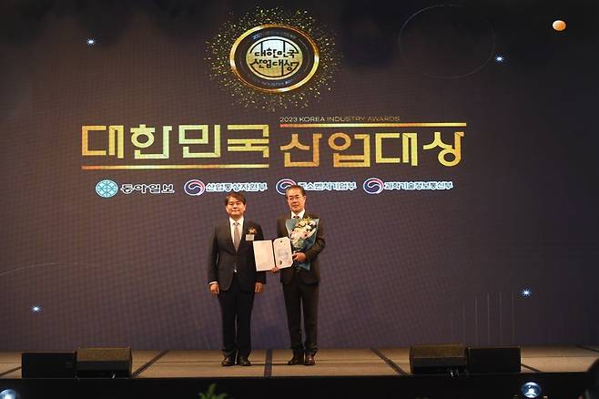 2023 대한민국 산업대상 산업통상자원부 장관상을 수상한 전병철 씨티엠 회장(오른쪽).