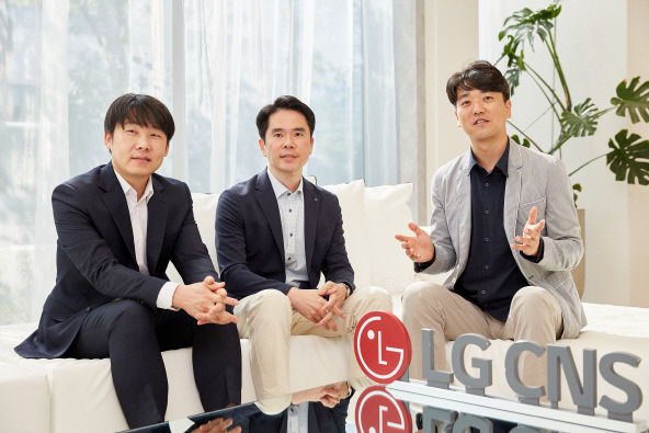 LG CNS 아키텍처최적화팀 윤성원(왼쪽부터) 총괄, 유준석 총괄, 박재휘 총괄마이스터. LG CNS 제공