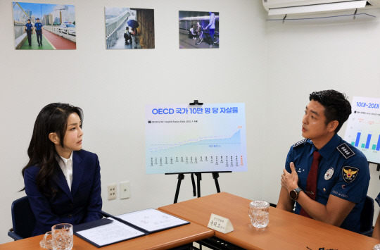 윤석열 대통령 부인 김건희 여사가 28일 서울 마포경찰서 용강지구대에서 열린 자살시도자 구조 현장경찰관 간담회에 참석하고 있다. 대통령실 제공