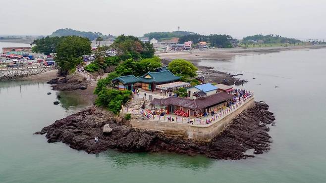 충남지역 주요관광지점 중 올 상반기 관광객이 가장 많이 찾은 서산 간월암 전경. 서산시 제공