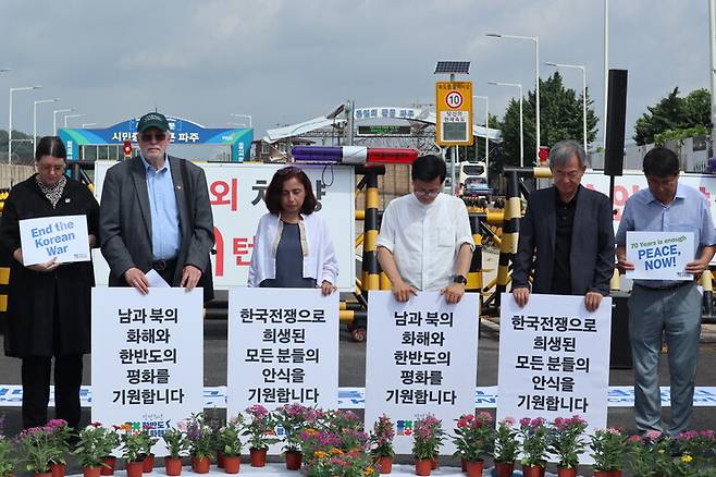 7월 27일 파주 통일대교 앞에서 국내외 참가자들이 종전평화를 촉구하고 있다. 사진 제공: 정전 70년 한반도 평화행동