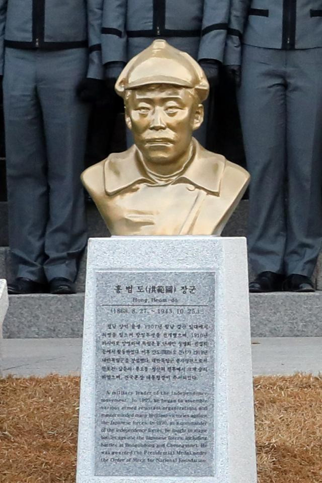 제99주년 삼일절인 2018년 3월 1일 서울 노원구 육군사관학교에서 열린 독립전쟁 영웅 홍범도 장군 흉상 제막식 모습. 뉴시스