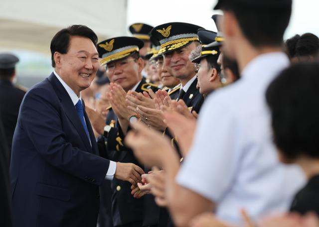 윤석열 대통령이 28일 인천 서구 아라서해갑문에서 열린 제70주년 해양경찰의 날 기념식에 입장하며 참석자들과 인사를 나누고 있다. 연합뉴스