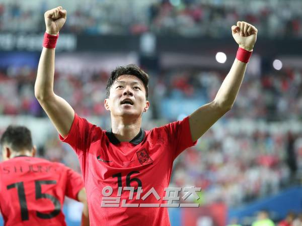 대한민국 축구대표팀과 엘살바도르 대표팀의 A매치 평가전이 20일 오후 대전 유성구 대전월드컵경기장에서 열렸다. 후반 황의조가 선제골을 넣고 기뻐하고 있다. 지난 3월 대표팀 감독으로 부임한 위르겐 클린스만 감독은 이날 피파랭킹 75위인 엘살바도르와의 경기를 통해 첫 승을 거둔다는 각오다. 대전=김민규 기자 mgkim1@edaily.co.kr /2023.06.20/