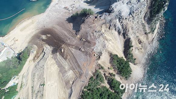지난 26일 하늘에서 바라본 울릉공항 건설 현장 우측 비탈면을 타고 수십 톤의 돌과 흙이 무작위로 바다로 유입돼 해양오염 피해를 유발하고 있다. [사진=이상주기자]