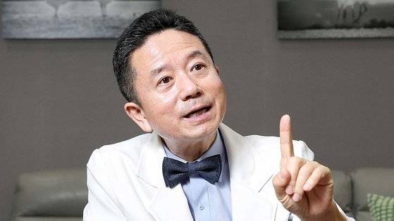 이형래 교수의 트레이드 마크 중 하나는 보타이다. “넥타이를 하면 끝이 환자에게 닿아 감염 원인이 될 수 있다” 며 “환자를 볼 땐 최대한 단정하게 옷을 입는 게 신뢰를 준다”고 말했다. 강정현 기자