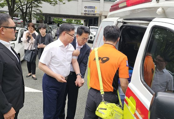 공직선거법 위반 혐의로 기소된 홍남표 창원시장이 28일 오전 창원지법 형사4부(장유진 부장판사) 심리로 열린 공판 도중 어지럼증을 호소해 119도움을 받아 구급차로 이동하고 있다. 연합뉴스