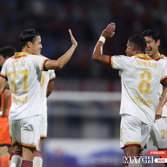 The Pohang Steelers' Hong Yun-sang, left, celebrates scoring a goal with Oberdan during a K League game against Gangwon FC at Gangneung Sports Complex in Gangneung, Gangwon in a photo shared on the Steelers' official Facebook page on Monday. [SCREEN CAPTURE]