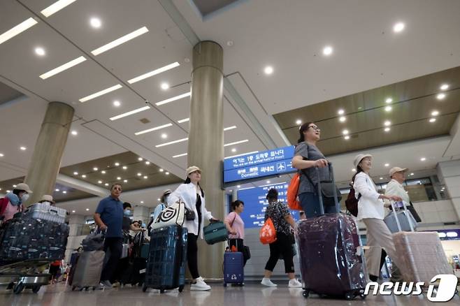 (인천공항=뉴스1) 박정호 기자 = 중국인 단체 관광객들이 24일 오후 인천국제공항을 통해 입국하고 있다.   한국관광공사는 중국 방한 관광시장 정상화에 따른 중국 방한단체 맞이 환대 행사를 열고 이날 입국한 관광객들에게 꽃다발과 기념품을 전달했다. (공동취재) 2023.8.24/뉴스1  Copyright (C) 뉴스1. All rights reserved. 무단 전재 및 재배포 금지.