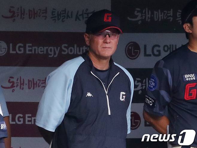 (서울=뉴스1) 구윤성 기자 = 23일 오후 서울 송파구 잠실야구장에서 열린 프로야구 '2023 신한은행 SOL KBO리그' 롯데 자이언츠와 LG 트윈스의 경기에서 서튼 롯데 감독이 경기를 지켜보고 있다. 2023.6.23/뉴스1  Copyright (C) 뉴스1. All rights reserved. 무단 전재 및 재배포 금지.