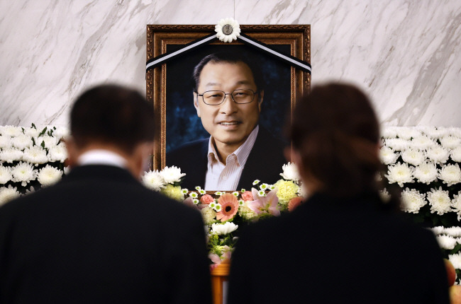 지난 26일 숙환으로 별세한 김석원 전 쌍용그룹 회장 빈소가 마련된 연세대 세브란스병원 장례식장에서 조문객들이 조의를 표하고 있다.  연합뉴스