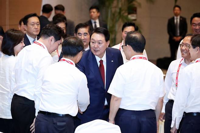 윤석열 대통령이 28일 인천 중구 인천국제공항공사 인재개발원에서 열린 국민의힘 연찬회에 입장하며 참석자들과 인사를 나누고 있다. [연합]