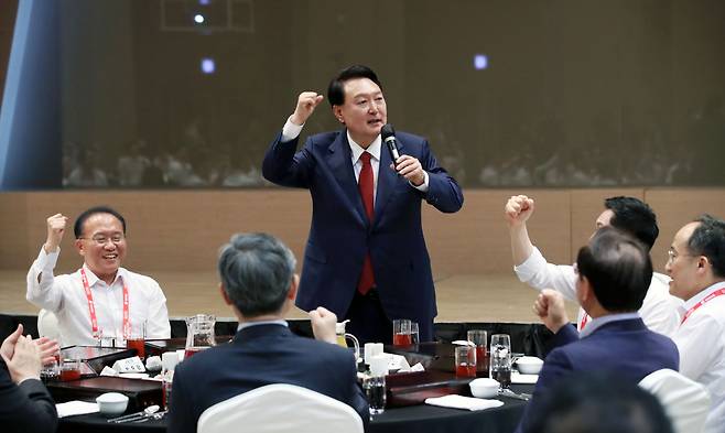 윤석열 대통령이 28일 인천에서 열린 국민의힘 연찬회에서 발언하고 있다. [연합]