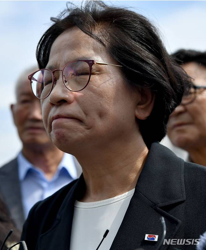 [광주=뉴시스] 김혜인 기자 =  2010년 연평도 포격전 당시 전사한 광주출신 서정우 하사의 어머니 김오복(62)씨가 광주시청 앞에서 '정율성 공원 조성 철회' 발언을 하고 있다. 2023.08.28. hyein0342@newsis.com