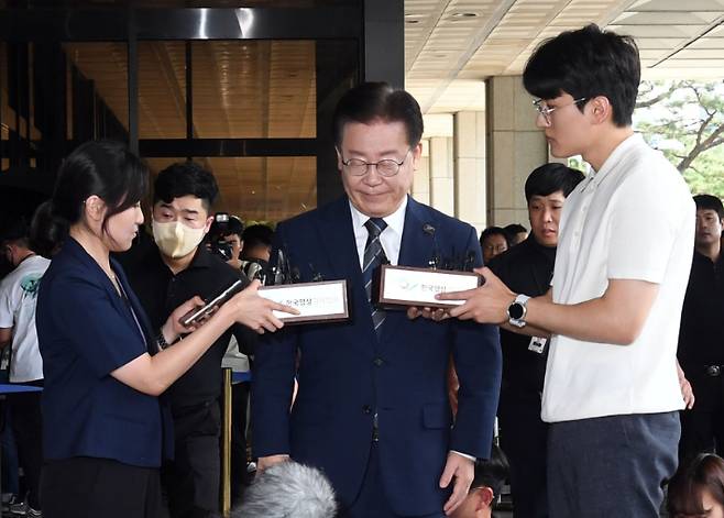 더불어민주당 이재명 대표가 백현동 특혜개발 의혹과 관련해 피의자 신분으로 조사를 받기 위해 17일 오전 서울 서초구 서울중앙지검에 출석하고 있다. 황진환 기자