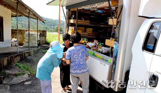 18일 오전 11시 전남 영광군 묘량면 효동마을회관 앞에 동락점빵사회적협동조합이 운영하는 이동점빵이 도착하자 어르신들이 모여 필요한 물건을 구매하고 있다. 이동점빵은 구멍가게 하나 없는 마을에서 어르신들에게 생필품을 공급하는 역할을 한다.