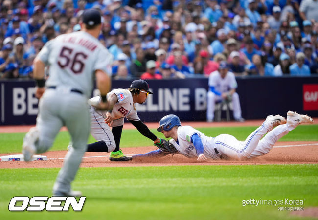 [사진] 토론토 블루제이스 대니 잰슨(오르쪽)이 9회 3루에서 태그 아웃되고 있다. ⓒGettyimages(무단전재 및 재배포 금지)