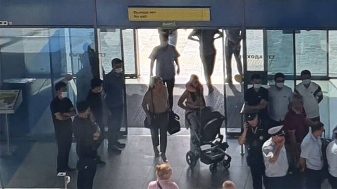 러시아 블라디보스토크 국제공항에 배치된 북한 감시 요원들